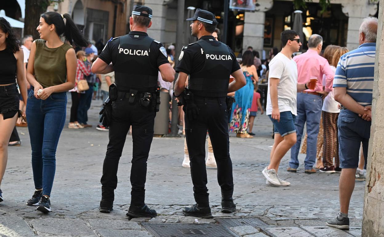 Una pareja de la Policía Local, este miércoles en la Plaza Mayor.