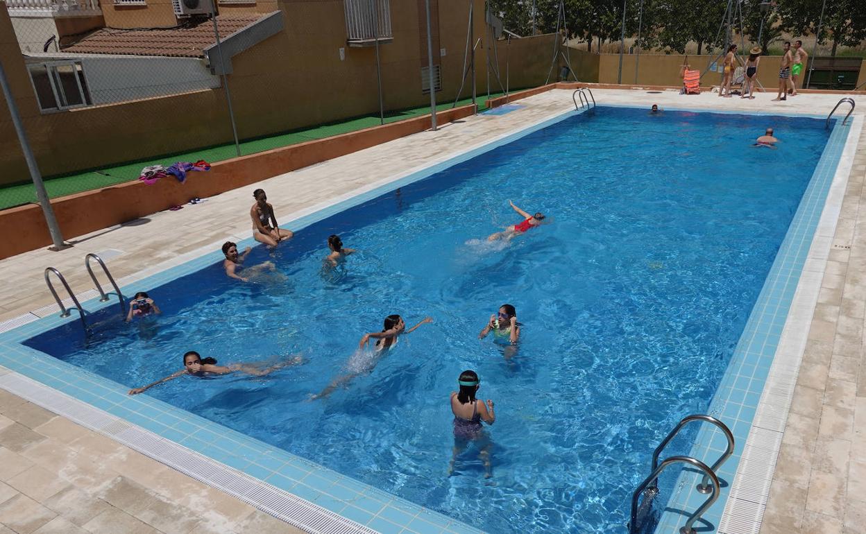 Piscina vecinal este sábado en Badajoz. Refrescarse es otro de los consejos estos días. 