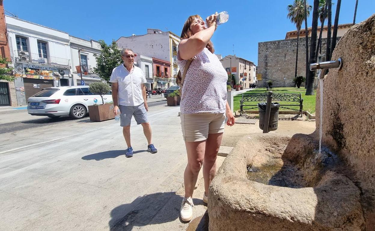 Una persona refrescándose en Mérida 