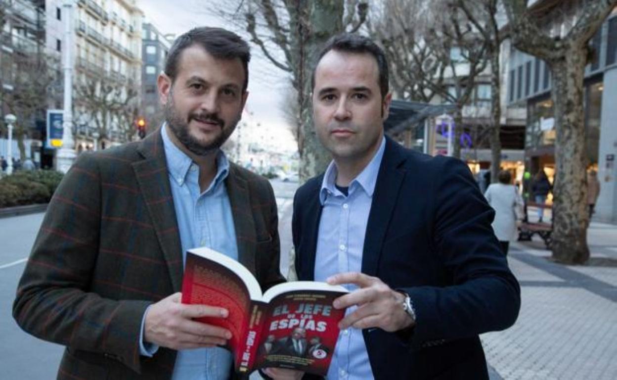 Los periodistas Juan Fernández-Miranda y Javier Chicote, autores de 'El jefe de los espías'. 