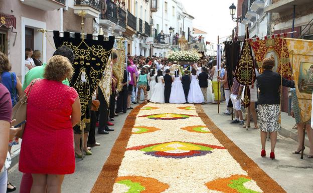 Calles decoradas en San Vicente de Alcántara por el Corpus Christi.