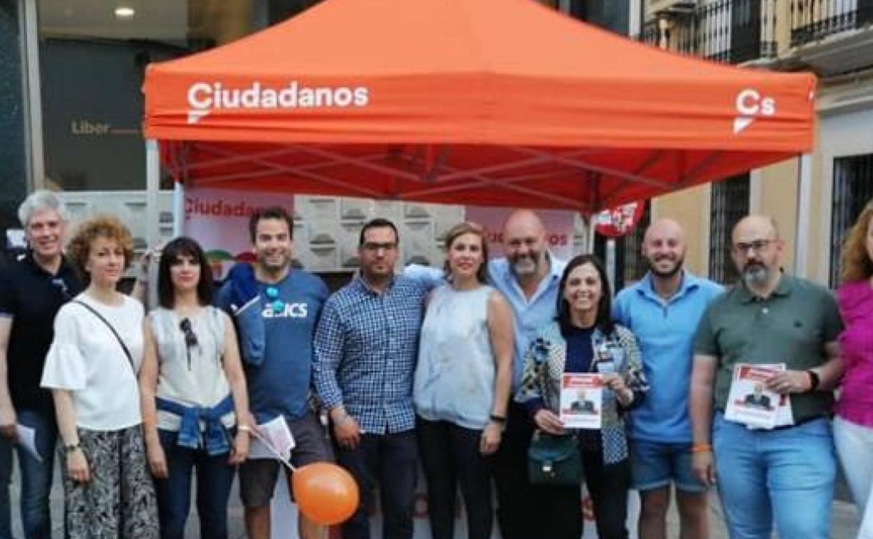 Javier González, en el centro junto a Raquel Preciados, en una imagen de campaña de Ciudadanos. 