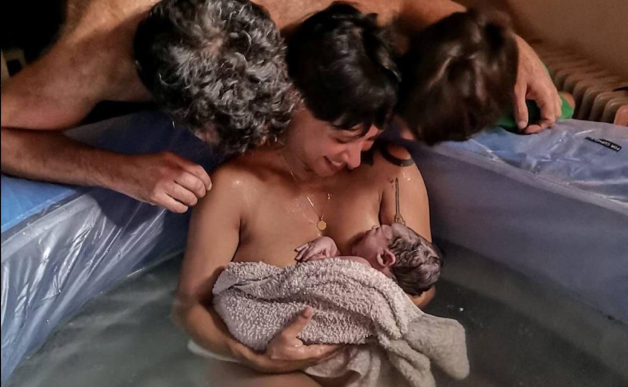 Aída Iglesias con su hijo y su pareja, después del parto. 