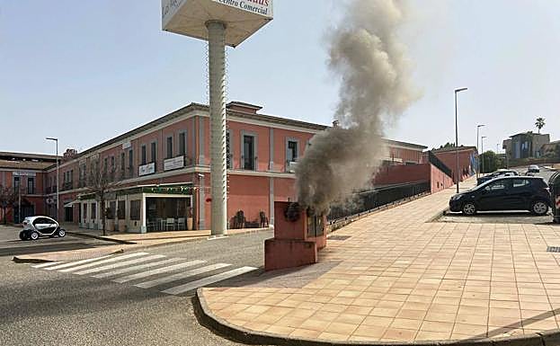 Imagen del humo saliendo de la instalación.