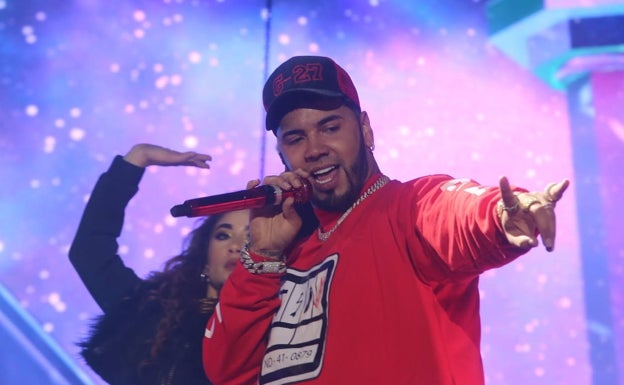 El cantante Anuel AA se cae de la Feria de San Juan de Badajoz