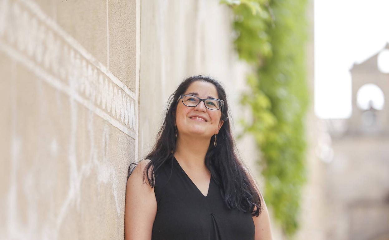 La actriz Nuqui Fernández interpreta esta noche en San Jorge un monólogo sobre el acoso por obesidad. 