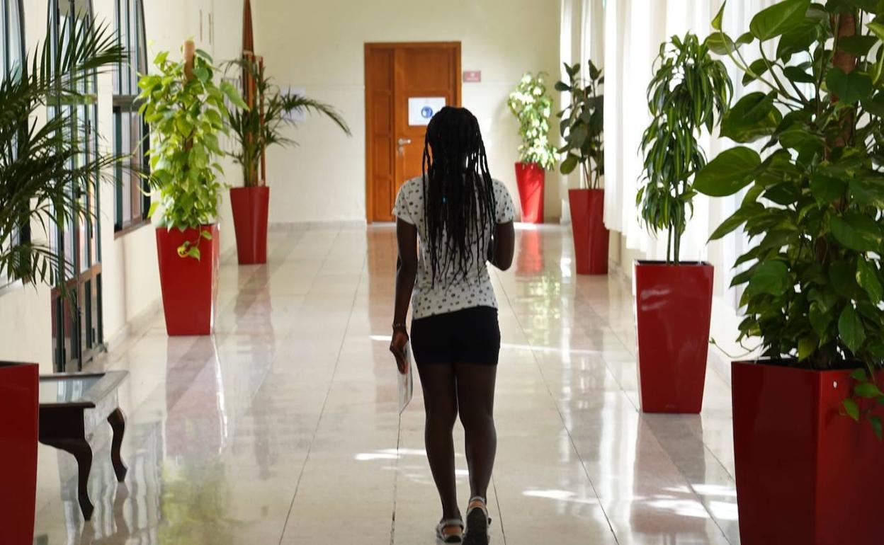 Una chica en al residencia universitaria Hernán Cortés de Badajoz. 