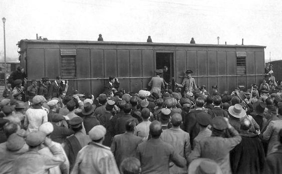 El tren a su llegada a Córdoba, los vecinos fueron a ver lo que había ocurrido. 