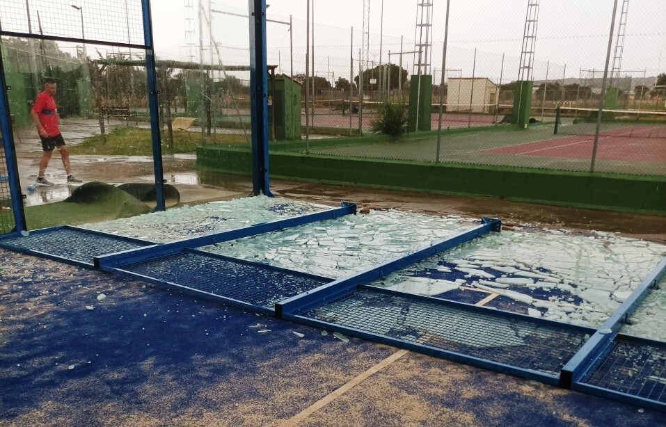 rigidez Descompostura mueble Fotos: El viento y la tormenta provoca daños en varias localidades  extremeñas | Hoy.es