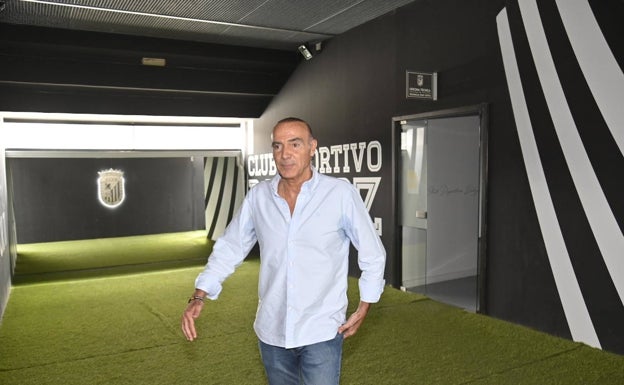 Luis Oliver se dirige a la sala de prensa del Nuevo Vivero para anunciar la firma de Parra y que el Badajoz pasaba a ser propiedad de Lanuspe SL. 