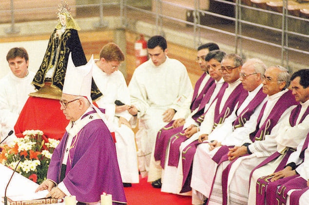 Monseñor Antonio Montero Moreno oficia el funeral por las víctimas de la riada de Badajoz en el pabellón de la Granadilla.