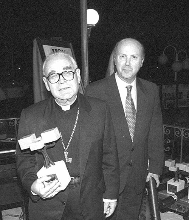Monseñor Antonio Montero Moreno recibe el Extremeño de HOY de manos de Teresiano Rodríguez.