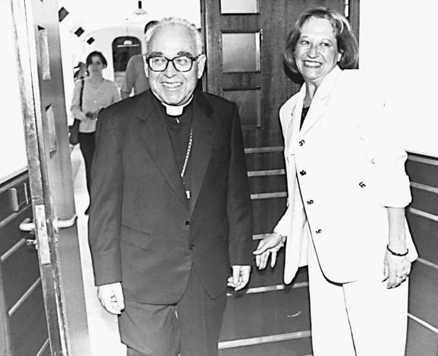Monseñor Antonio Montero Moreno junto a Teresa Rejas en una visita a la Asamblea de Extremadura.