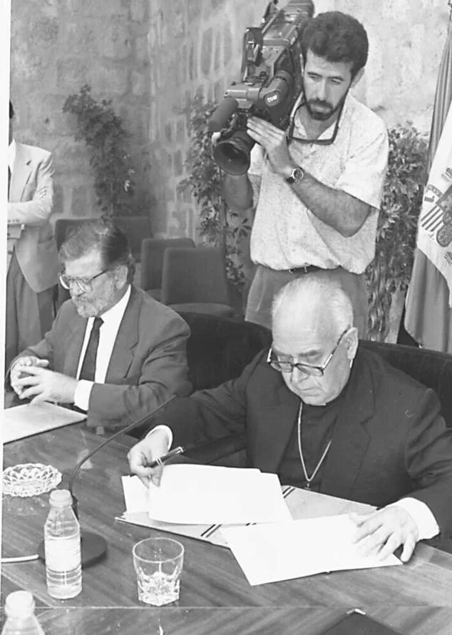 Monseñor Antonio Montero Moreno firma un acuerdo entre Junta y Arzobispado con Juan Carlos Rodríguez Ibarra.