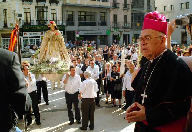 Monseñor Antonio Montero Moreno recibe a la Virgen de Bótoa en la catedral de Badajoz.