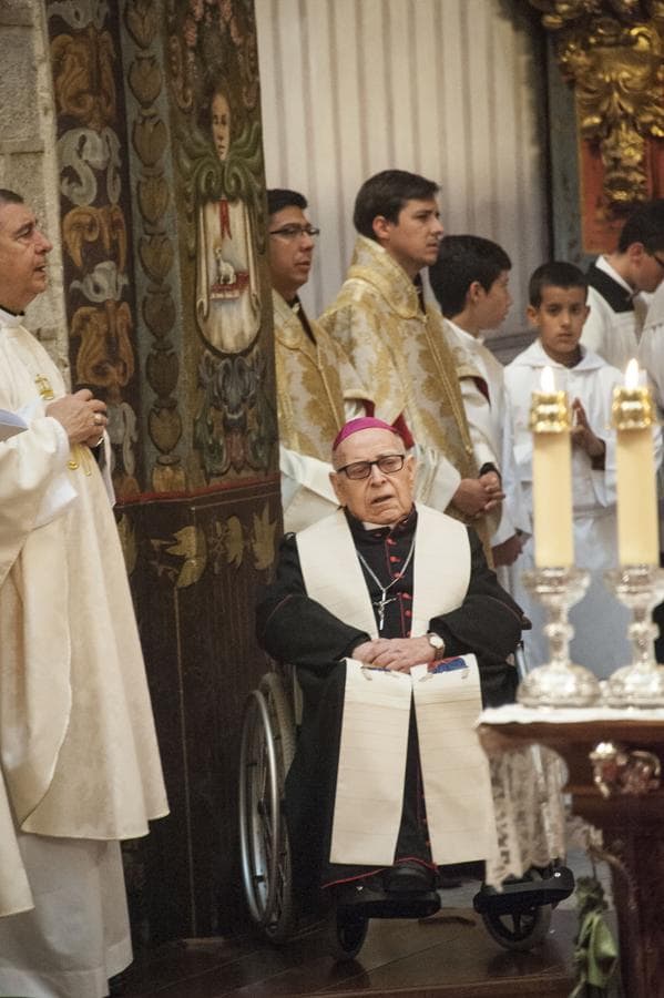 Monseñor Antonio Montero Moreno en el altar de la catedral de Badajoz durante sus bodas de oro episcopales.