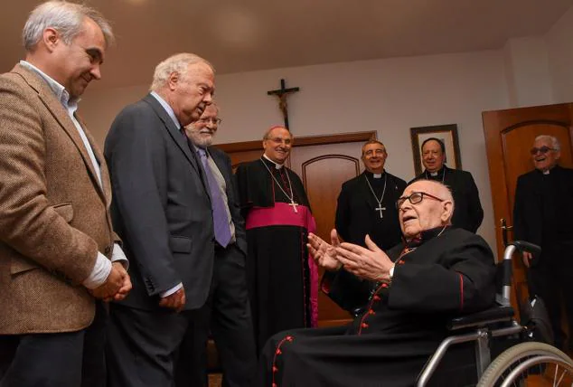 Monseñor Antonio Montero Moreno recibe el cariño de Francisco Javier Fragoso, Miguel Celdrán, Juan Carlos Rodríguez Ibarra y monseñor Celso Morga en sus bodas de oro episcopales.