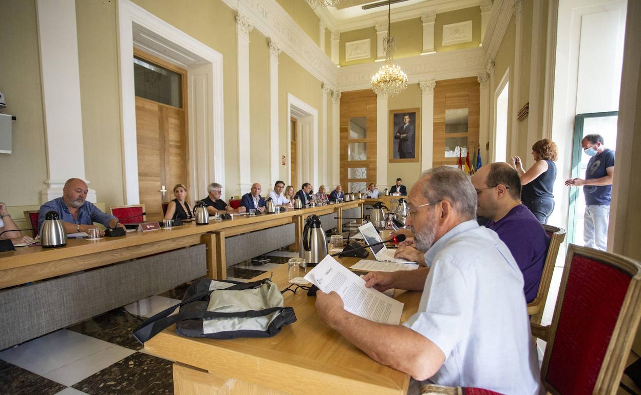 El concejal no adscrito, Teófilo Amores, durante su intervención. 