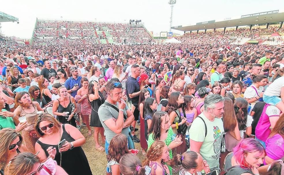 El público llenó ayer el césped del campo de fútbol. 