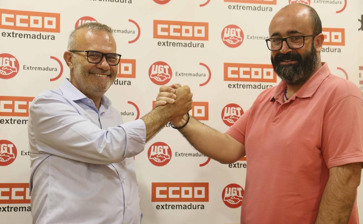 Ricardo Salaya, de la federación Agro de UGT, y Saturnino Lagar, de la de CC OO, esta mañana tras presentar el acuerdo del convenio en Mérida. 