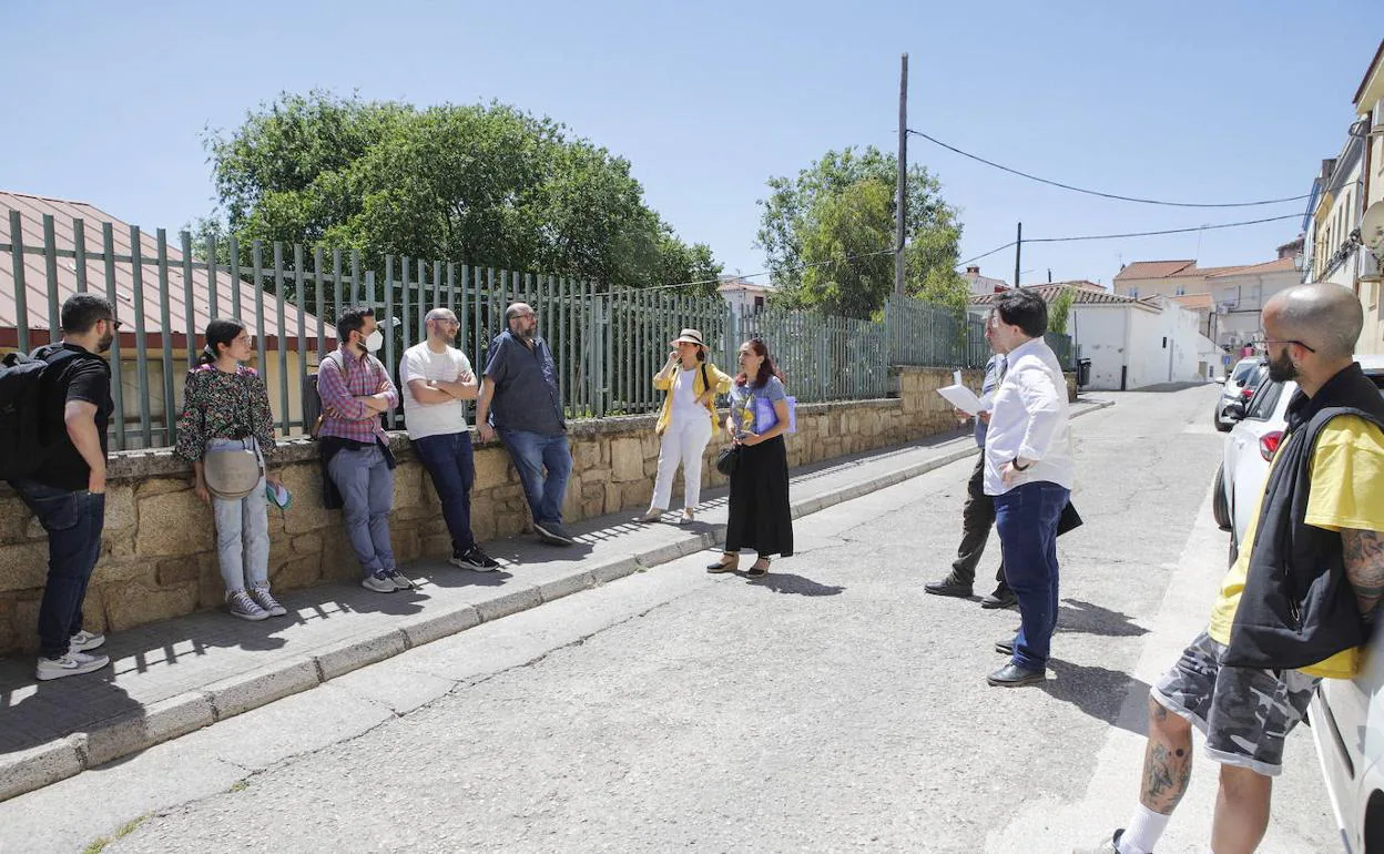 Visita de los arquitectos interesados en remodelar la Plaza de Santiago en el exterior del Madruelo. 