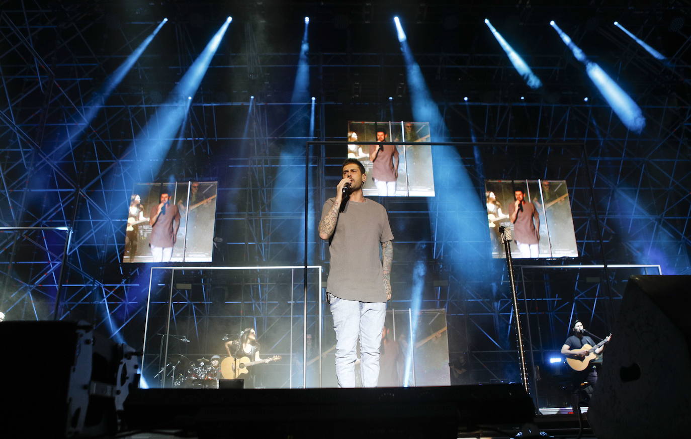 Melendi en un concierto en Cáceres en el año 2019.