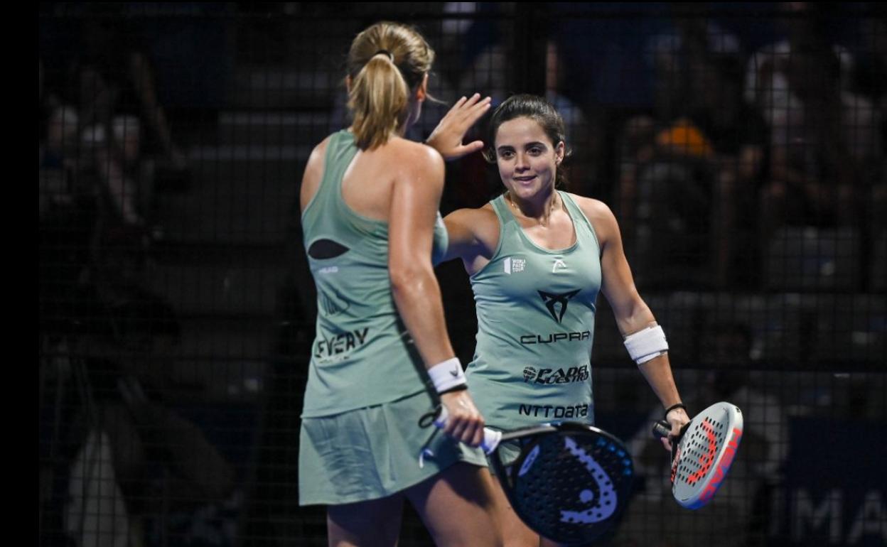 Paula Josemaría y Ariana Sánchez celebran un punto en Toulouse. 