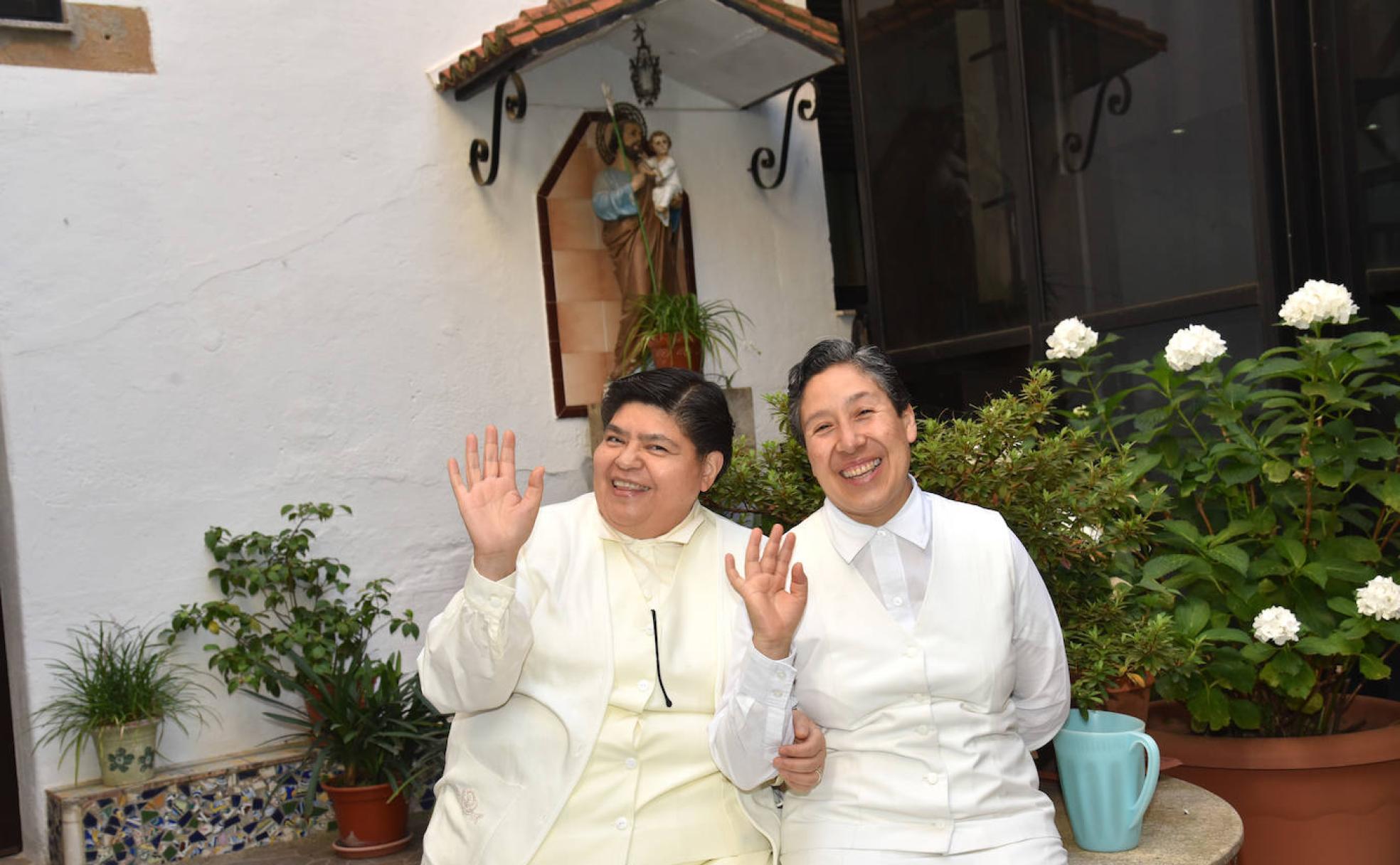 Las hermanas Patricia Alejo y Mirna Lazcano se despiden de Plasencia. 