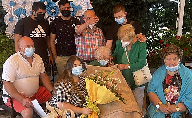 Silveria Martín Díaz, arropada por sus familiarales, en Villanueva de la Vera. 
