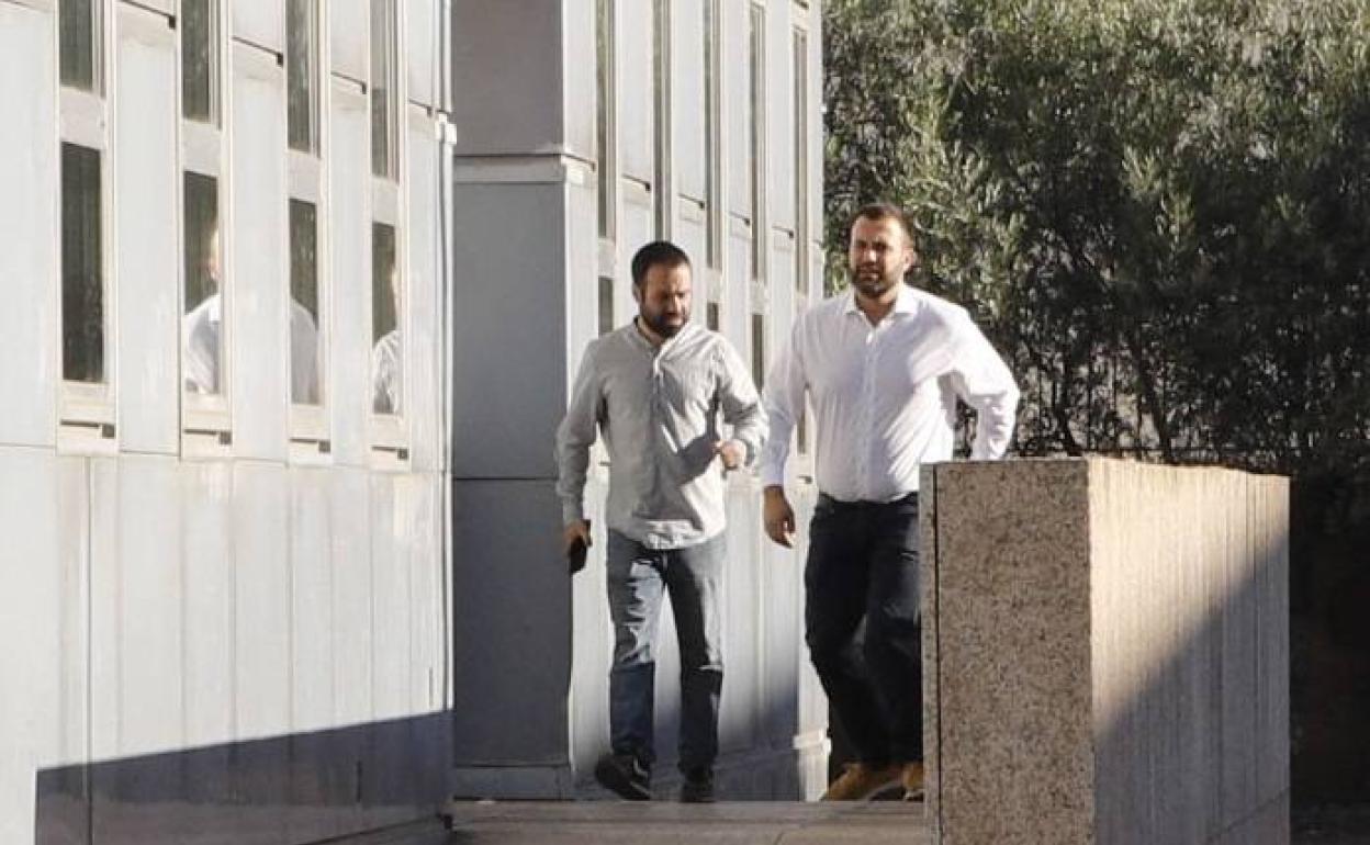 El alcalde de Cáceres, Luis Salaya, (a la derecha) entrando en el Palacio de Justicia por una puerta que no es la principal para evitar a la prensa y manifestantes. 