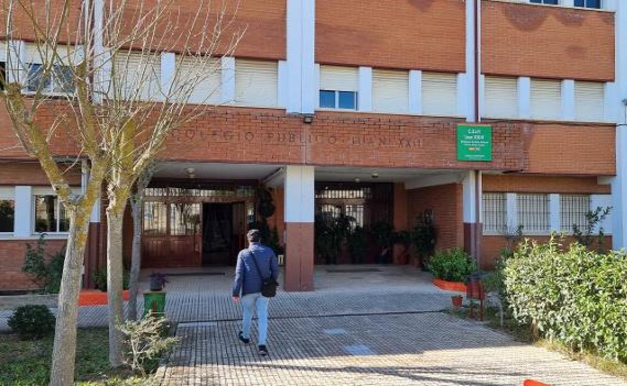 Entrada principal del colegio público Juan XXIII de San Juan. / 