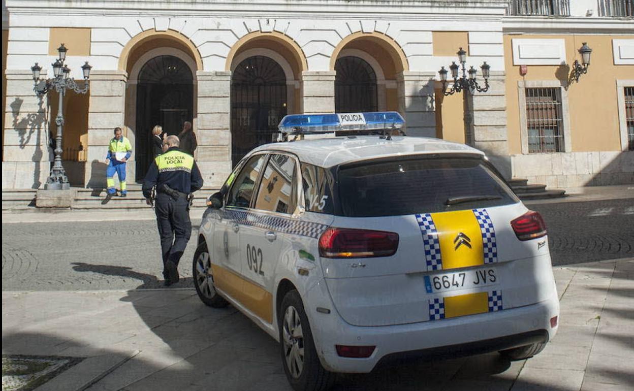 Coche de la Policía Local ante el Ayuntamiento de Badajoz. 