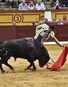Imagen secundaria 2 - El ganado desluce la encerrona de Perera en Badajoz