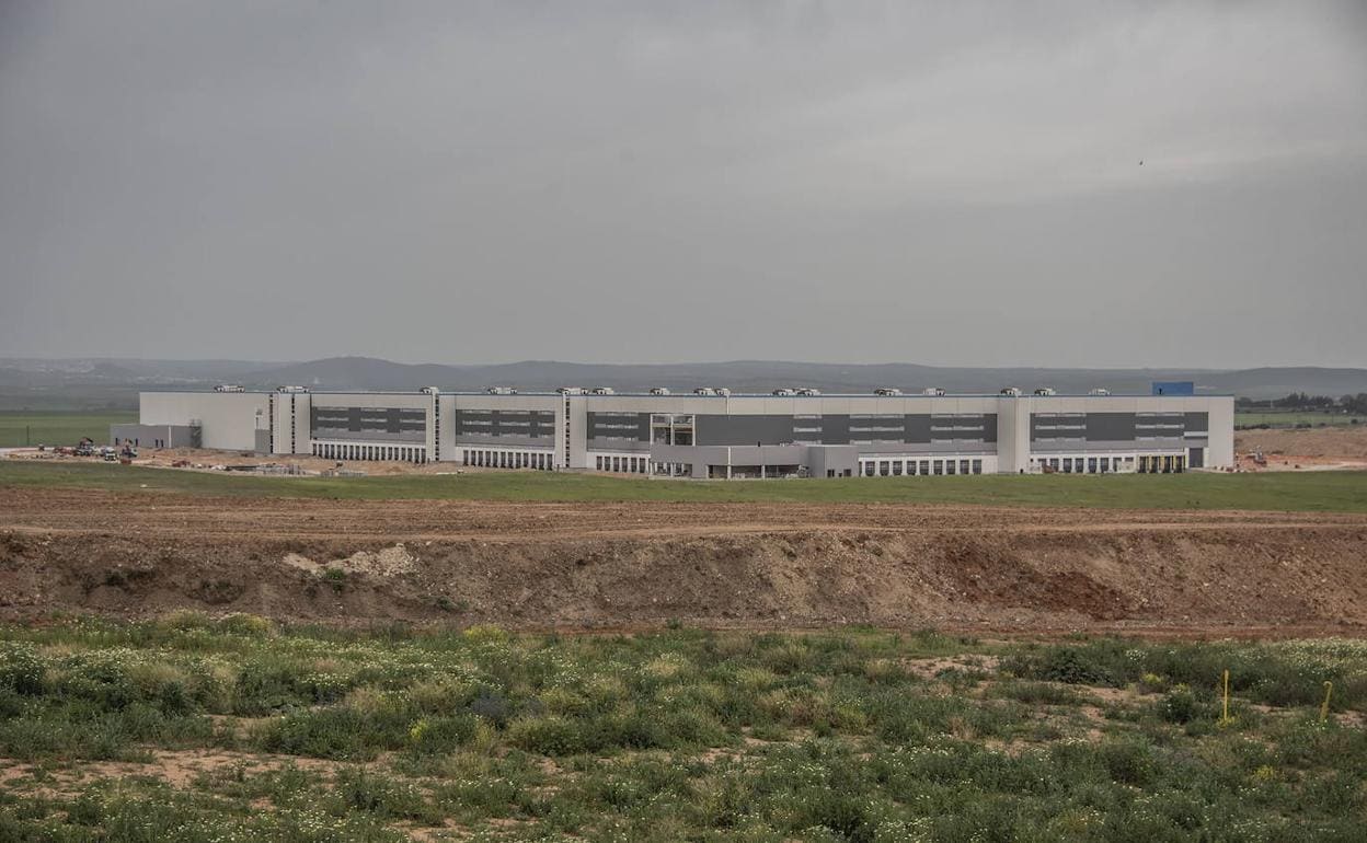 Centro logístico de Amazon, junto al cual se desarrollará la fábrica de celdas de litio de Phi4Tech. 