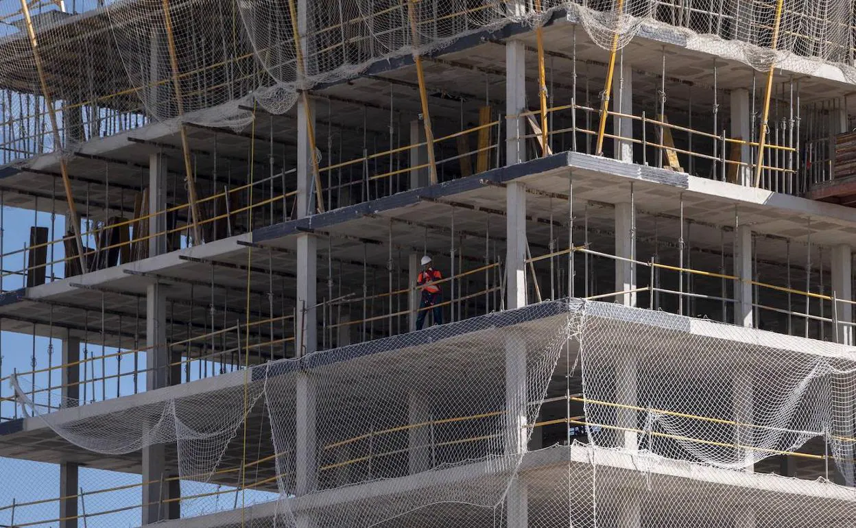 Un edificio de pisos en construcción. 