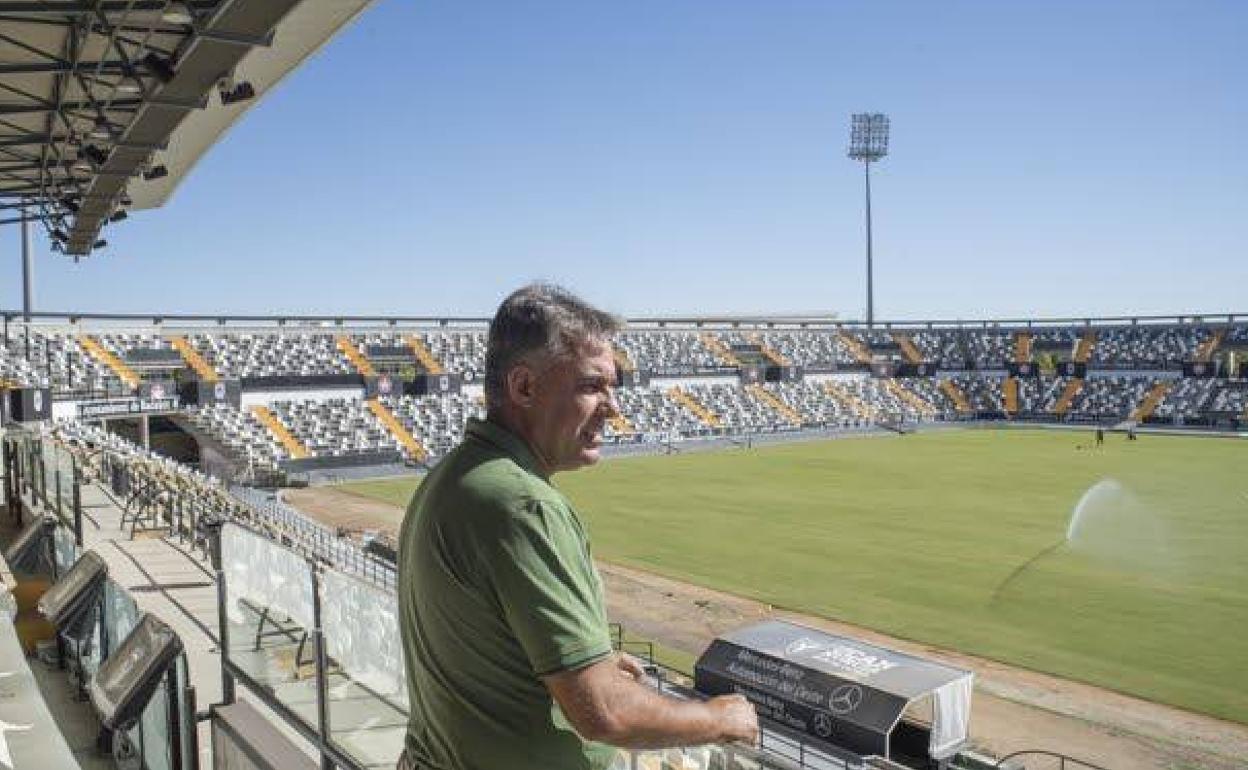 El entonces presidente del CD Badajoz, Joaquín Parra, observa el estadio Nuevo Vivero en el año 2020. 