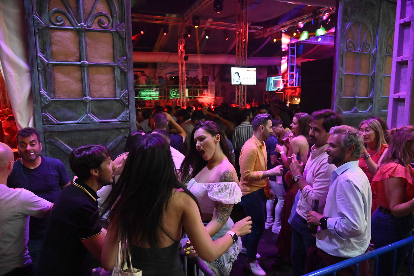 Fotos: Gran ambiente en el ferial en la noche de San Juan