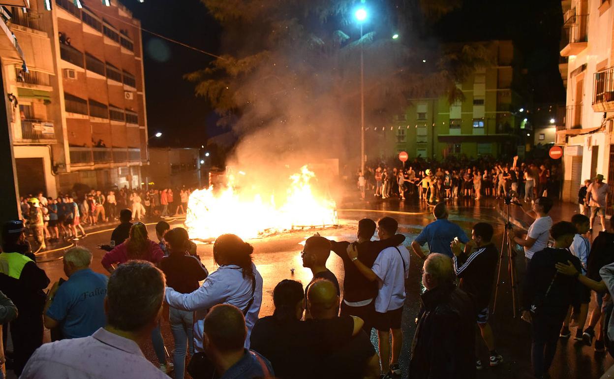 Momento en el que arde a falla en el barrio de San Juan. 