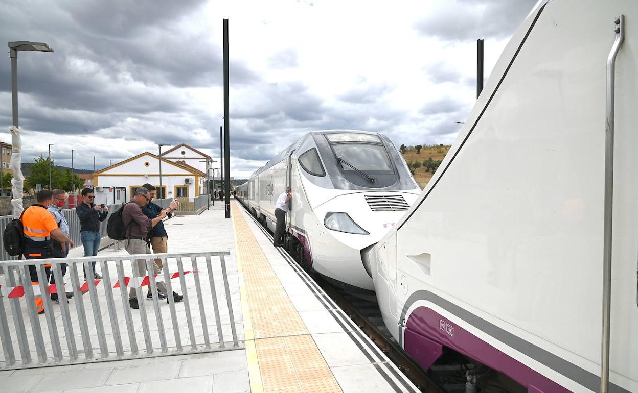 El Alvia ayer, en la estación de Plasencia, a la vuelta del viaje desde Badajoz. 