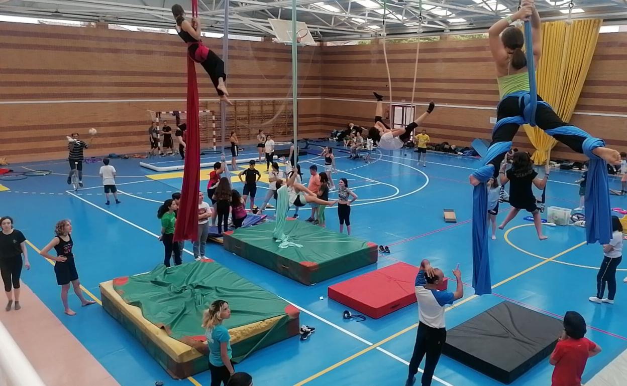 Ensayando ejercicios aéreos este sábado en el pabellón municipal 