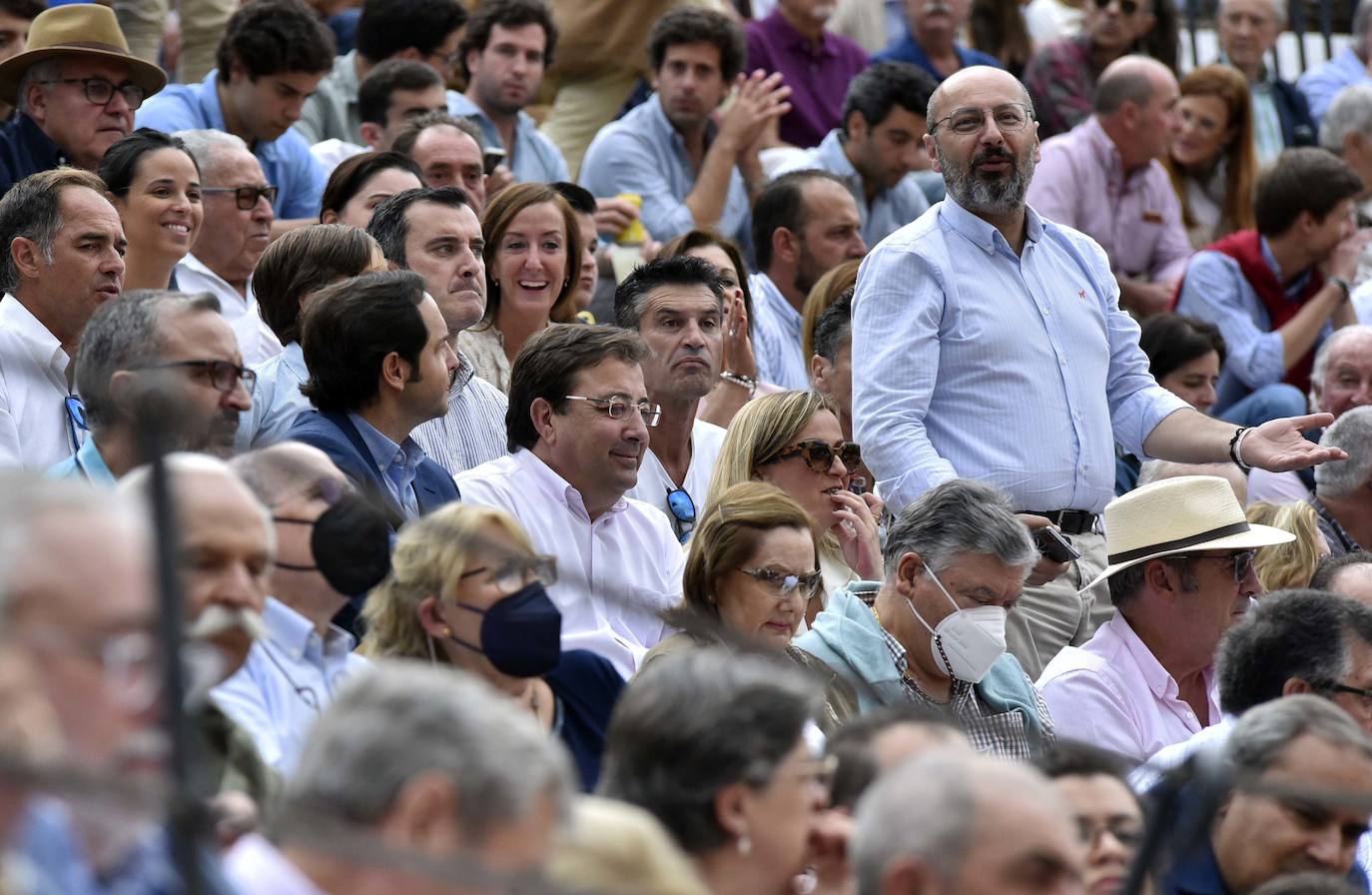 Fotos: El ganado desluce la encerrona de Perera en Badajoz