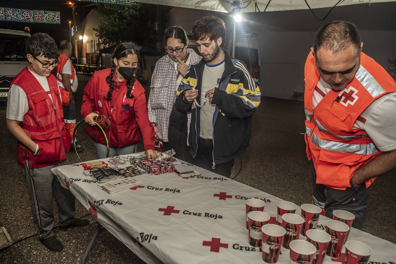 Fotos: HOY pasa una noche con los voluntarios de Cruz Roja en la feria de Badajoz