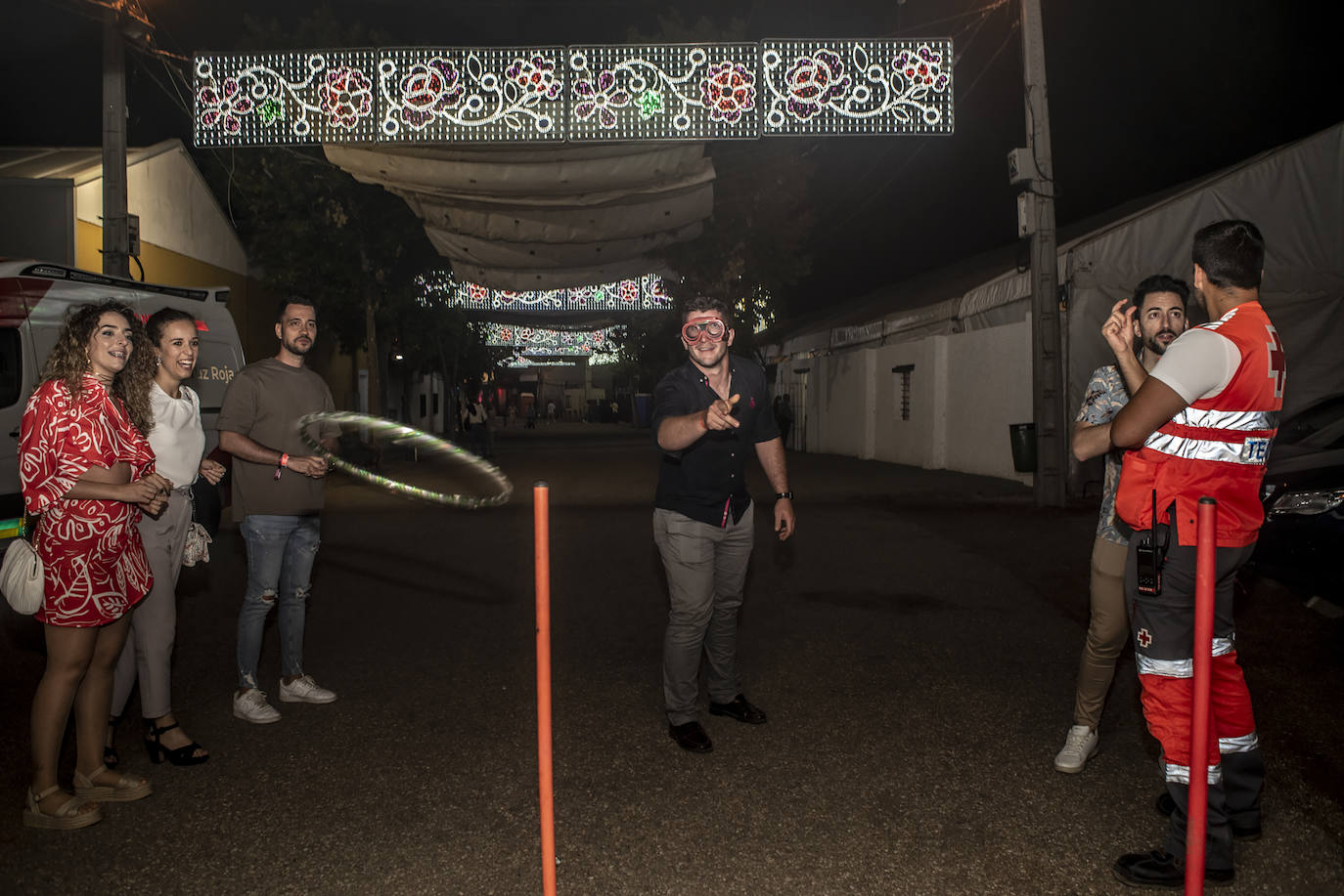 Fotos: HOY pasa una noche con los voluntarios de Cruz Roja en la feria de Badajoz