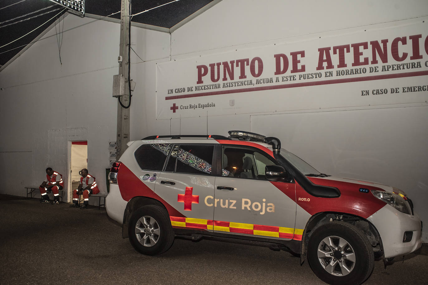 Fotos: HOY pasa una noche con los voluntarios de Cruz Roja en la feria de Badajoz