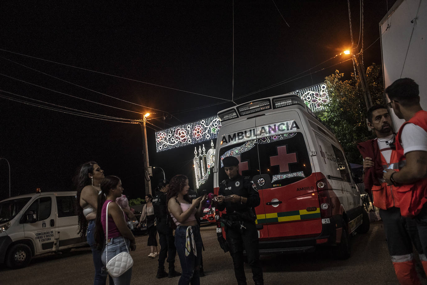 Fotos: HOY pasa una noche con los voluntarios de Cruz Roja en la feria de Badajoz