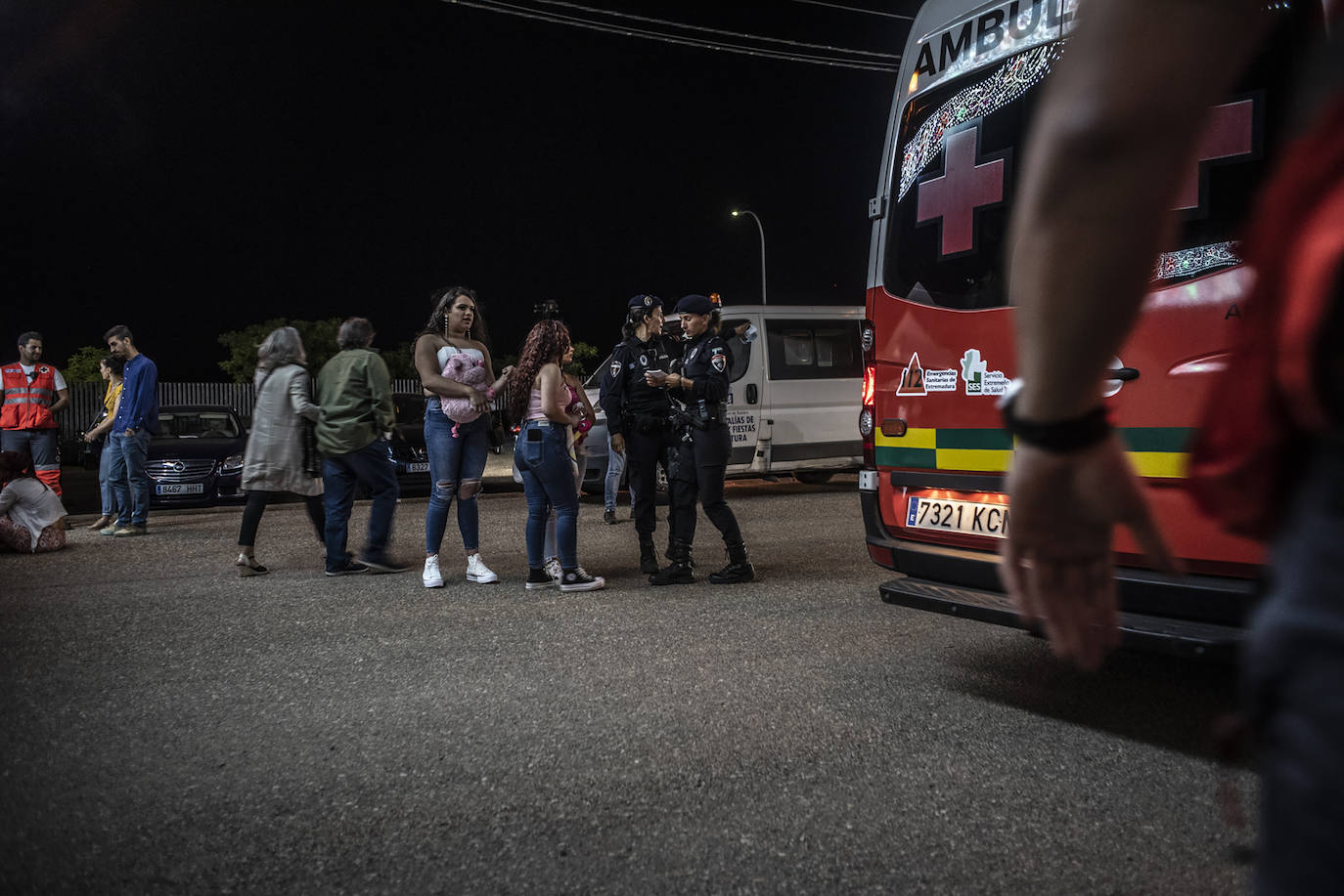 Fotos: HOY pasa una noche con los voluntarios de Cruz Roja en la feria de Badajoz