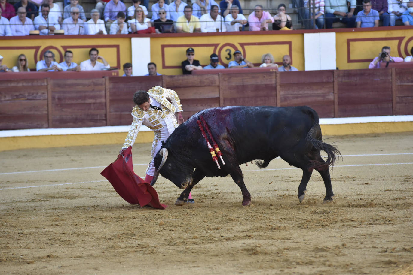 Fotos: Dos orejas para Ferrera en un nuevo fiasco de Zalduendo en Badajoz