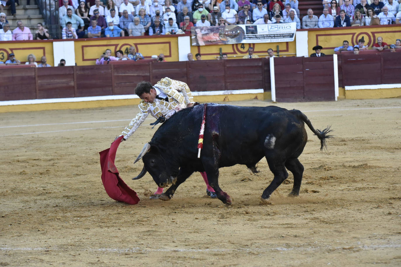 Fotos: Dos orejas para Ferrera en un nuevo fiasco de Zalduendo en Badajoz