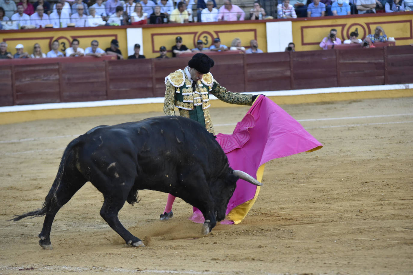 Fotos: Dos orejas para Ferrera en un nuevo fiasco de Zalduendo en Badajoz