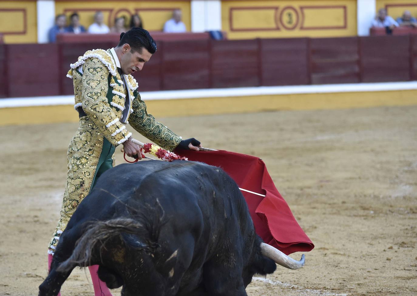 Fotos: Dos orejas para Ferrera en un nuevo fiasco de Zalduendo en Badajoz